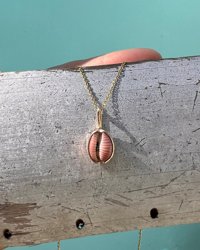 Trivia Shell Pendant in Gold