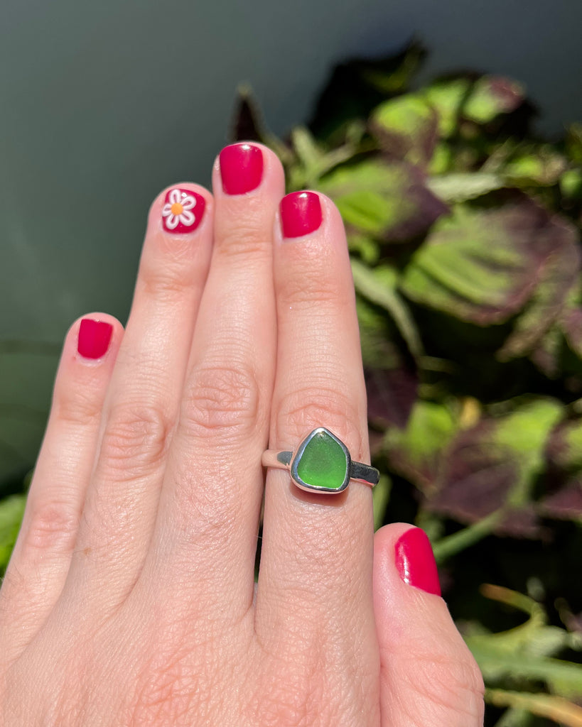 kelly green sea glass ring in sterling silver, size 7 3/4